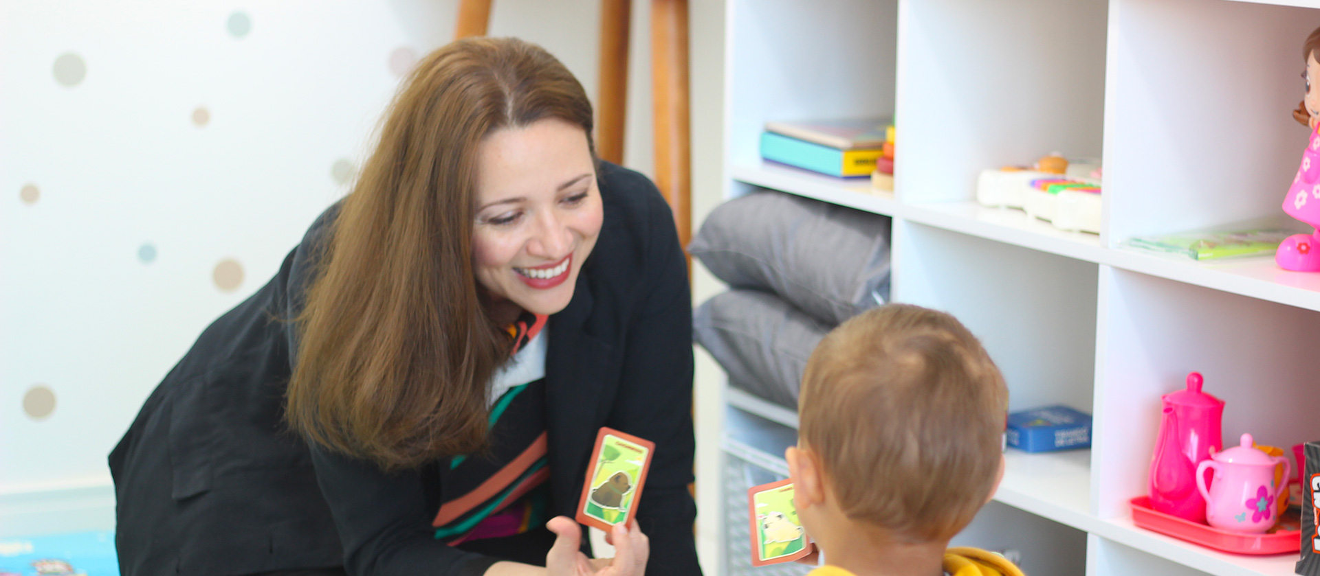 Fotografia da psicóloga Caroline Cunsolo em uma simulação de psicoterapia.