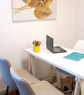 Foto da parte interna do consultório mostrando a mesa