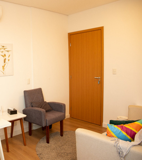 Foto da parte interna do consultório mostrando o tapete