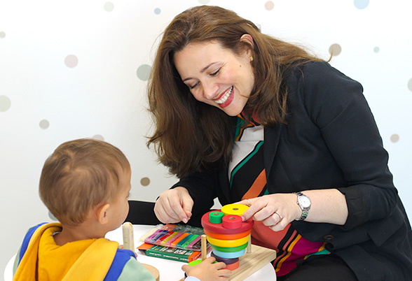 Fotografia da psicóloga Caroline Cunsolo em uma simulação de psicoterapia.