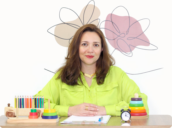 Fotografia da psicóloga Caroline Cunsolo em sua mesa de trabalho.